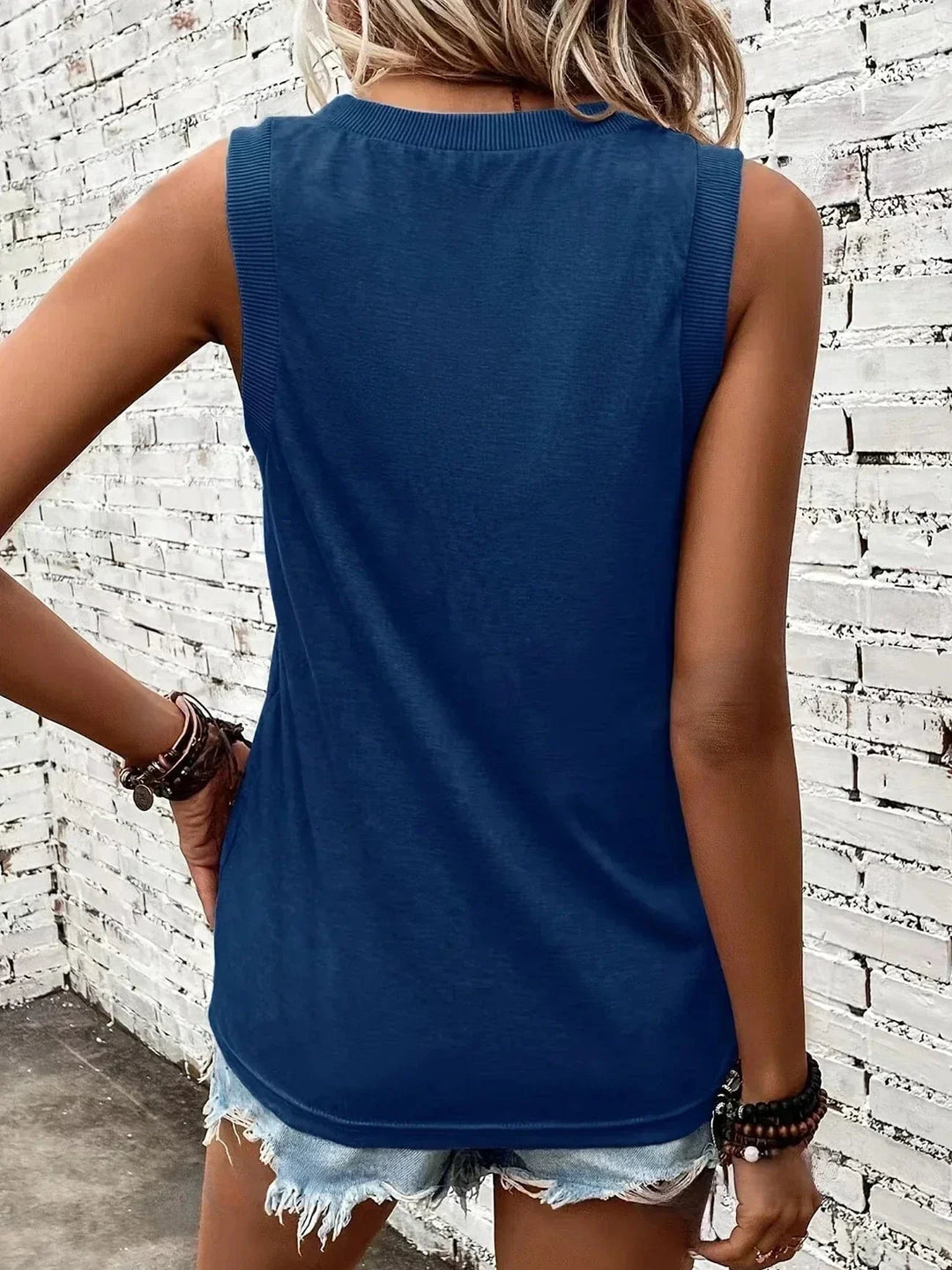 ASSILA | V-NECK TOP