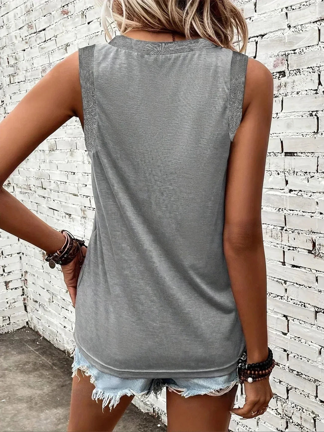 ASSILA | V-NECK TOP